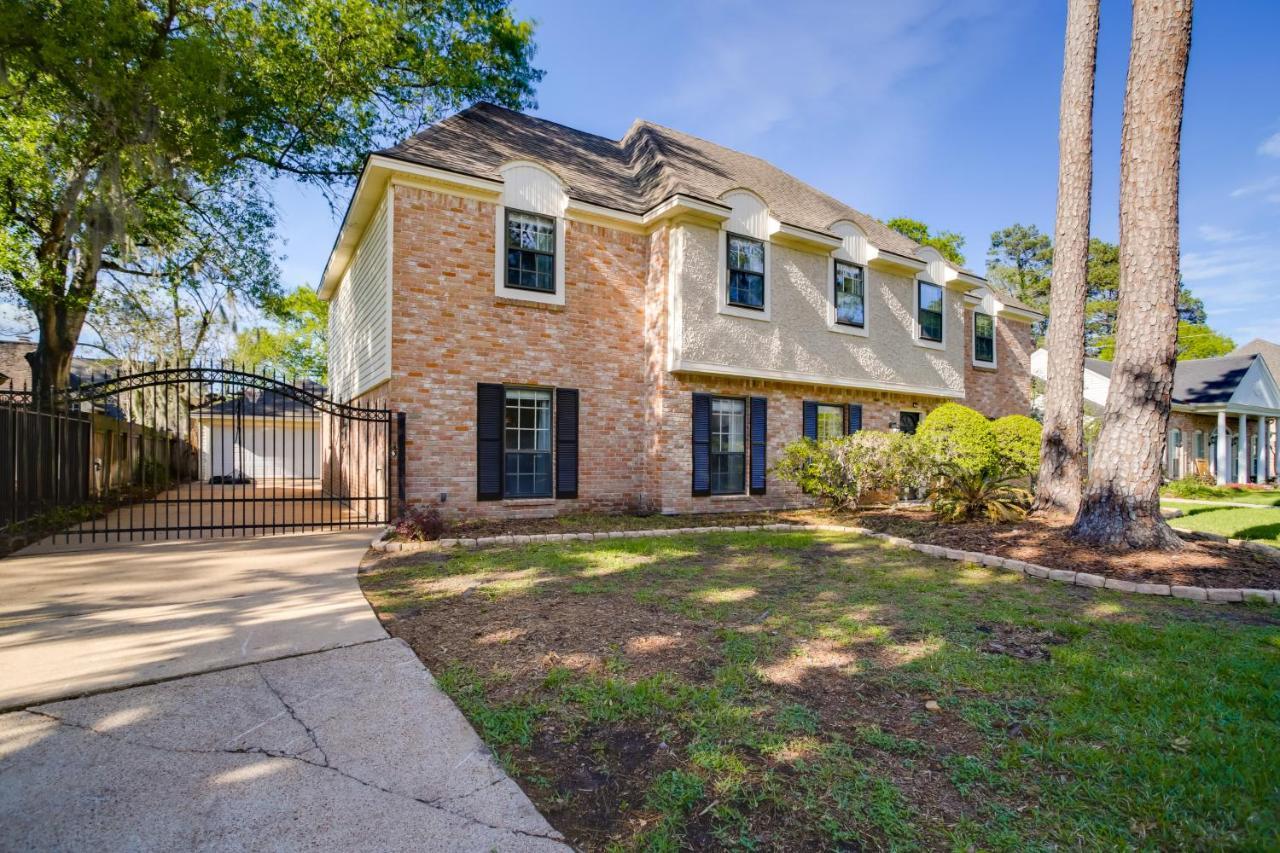 Roomy Houston Rental With Home Office And Private Pool Exterior photo