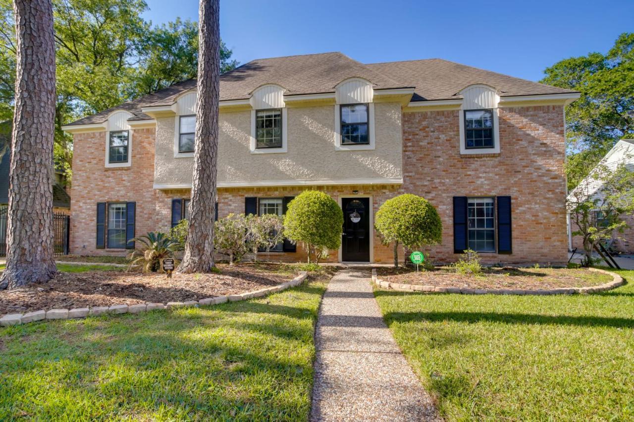 Roomy Houston Rental With Home Office And Private Pool Exterior photo